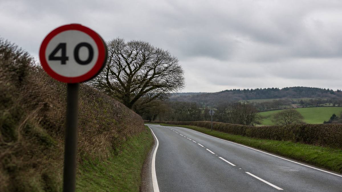 UK speed-limit post representing UK speeding points expiry on a DVLA licence